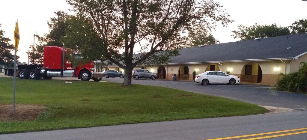 Loyalty Inn Rockingham Exterior foto